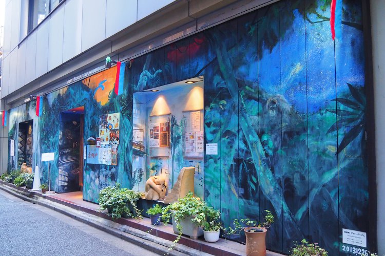 外壁の絵は、オーナーの知り合いで当時東京藝術大学の学生だった大絵晃世（おおえあきよ）さんの作品。