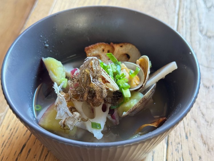 tenna-scaled石川県産おぼろ昆布出汁の野菜とアサリの和風スープ／＆tenna