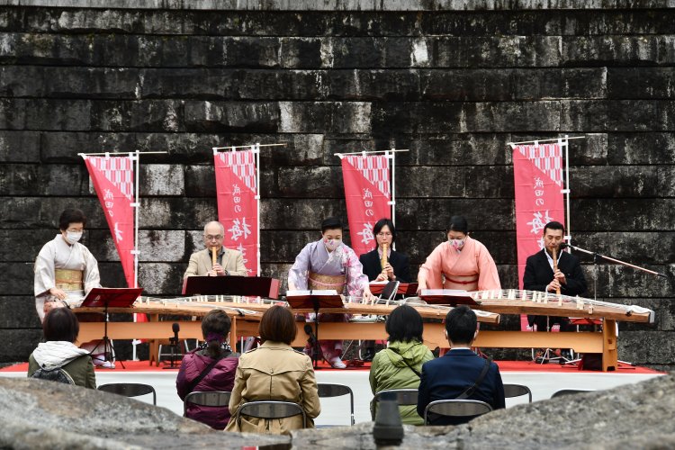 毎年好評の伝統音楽の演奏会は土・日曜の11時～と13時30分～。