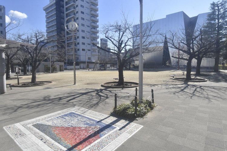 タイルで描かれた北斎作品が出迎えてくれる緑町公園。奥に見える銀色の建物が『すみだ北斎美術館』。