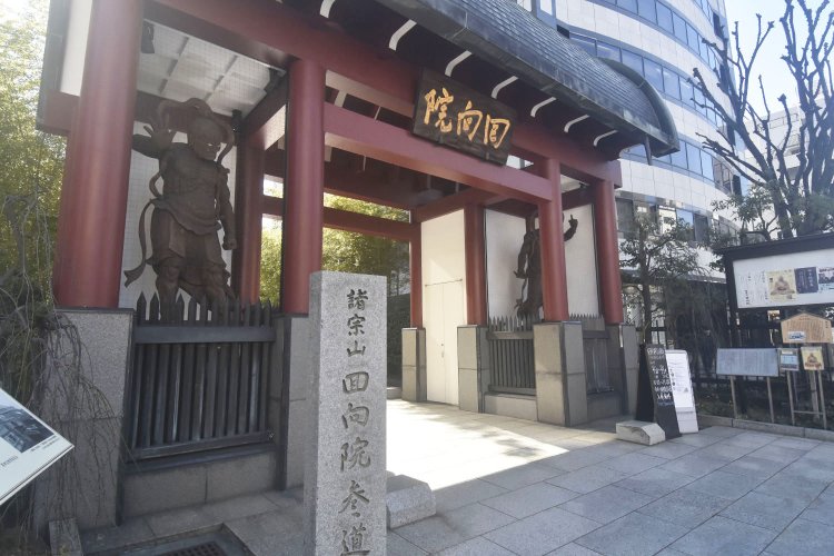 国道14号に面した、回向院正門の仁王門。