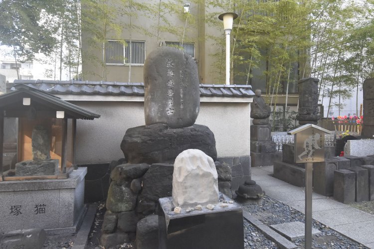 鼠小僧次郎吉の墓。その前にあるのが削るための「前立の石」。