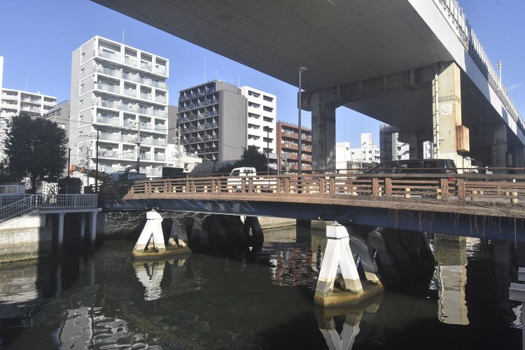 烏亭焉馬の住居があった塩原橋。南詰に立つ案内板は、残念ながら文字がかすれていた。