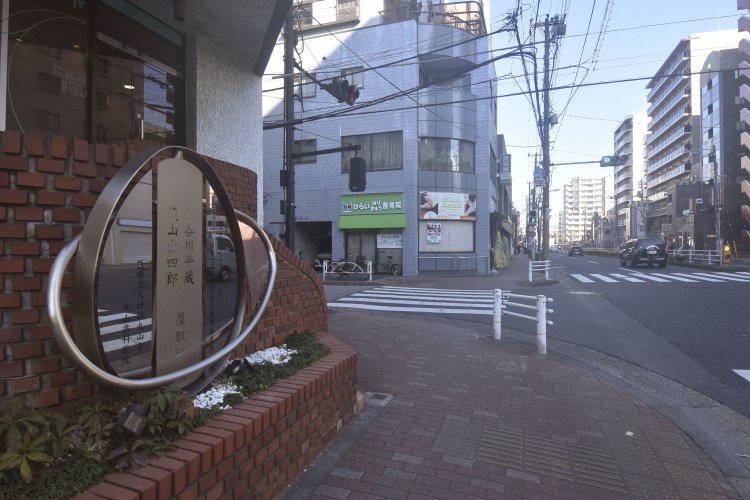 新大橋通りの歯科医院前にあるモニュメントは鏡張りで人目をひく。