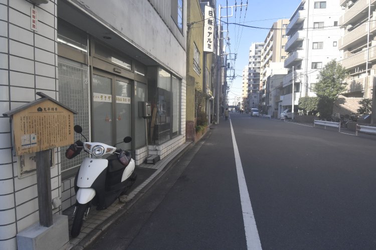 注意しないと見落とすかもしれない「長谷川平蔵旧邸」の案内板。高札の形をした「鬼平情景」は、墨田区内各所で見られる。