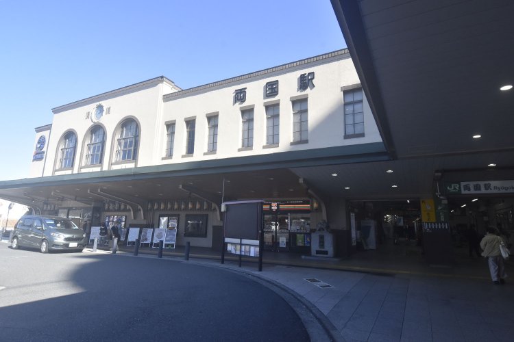 JR両国駅西口。国技館や回向院（えこういん）への出口となる。