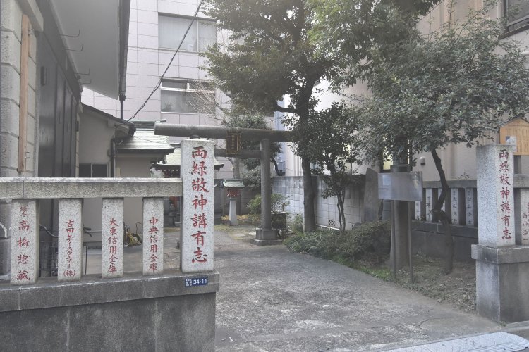 老齢の北斎が娘と暮らした家が近くにあったと伝わる榛稲荷神社。