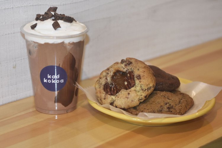 板チョコをはじめチョコレートクッキーやチョコレートドリンクをラインアップ。ドリンクはホットもあり。