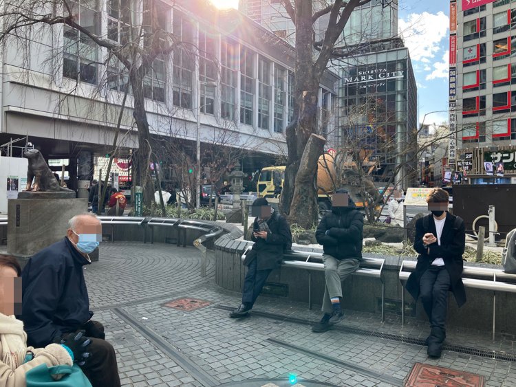 ハチ公像周辺のベンチはいつも人でいっぱいだが、真後ろに座っている人がいないのは、記念撮影をする人への配慮だろうか。