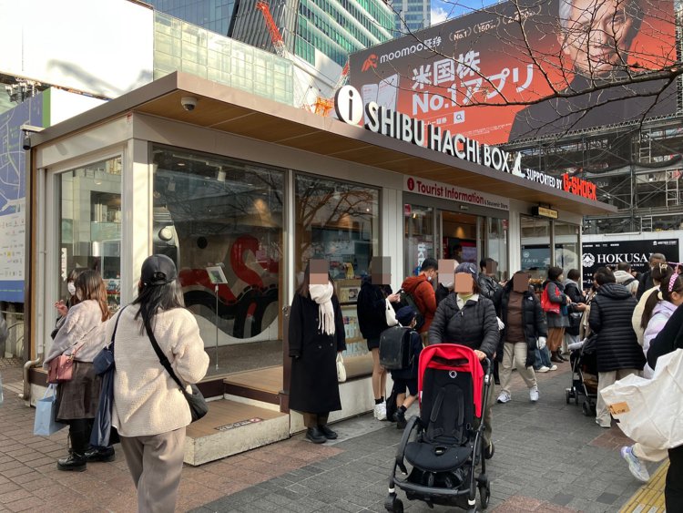 ハチ公像の向かいに設置されている「SHIBU HACHI BOX」。中に入る人より、その前で待ち合わせている人のほうが多い。