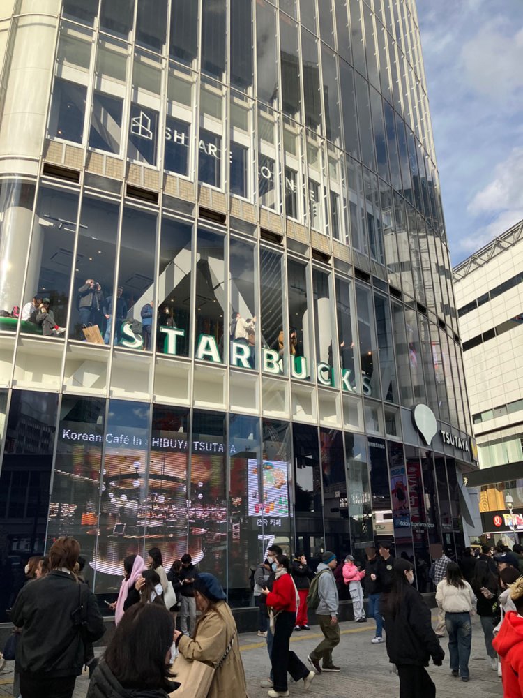 スクランブル交差点に面したスターバックス。内部から、スクランブル交差点を渡ってくる待ち合わせ相手を見つけることもできる。