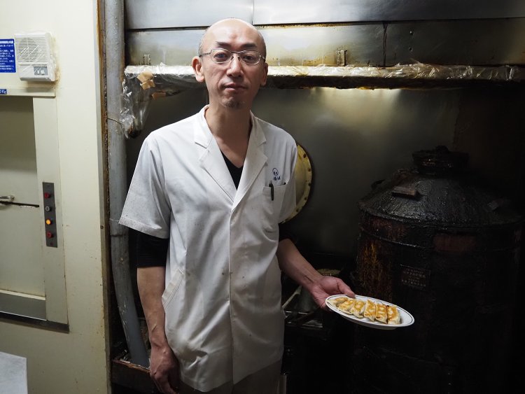 終戦直後に生まれた引揚者料理の来し方。焼き餃子発祥の店、横浜・野毛『萬里』＜後編＞【街の昭和を食べ歩く】