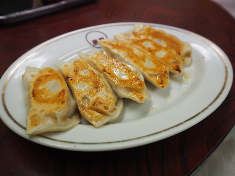 焼き餃子発祥の店に伝わる昭和期の食べ方から浮かび上がる街と人。横浜・野毛『萬里』＜前編＞【街の昭和を食べ歩く】