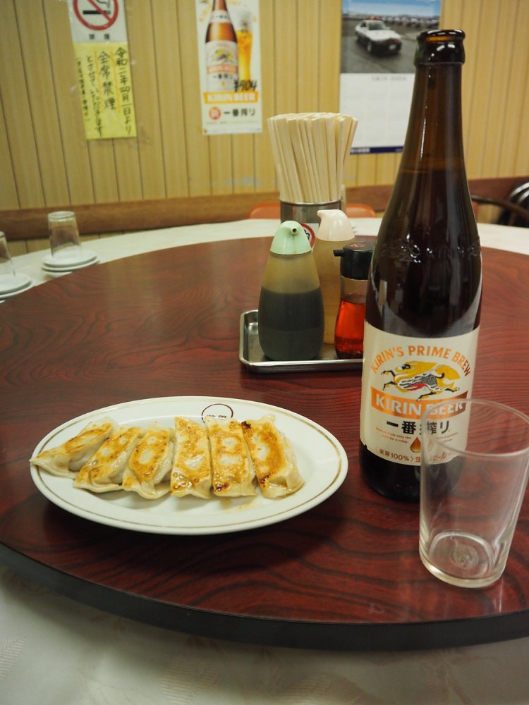 焼餃子440円、瓶ビール704円。