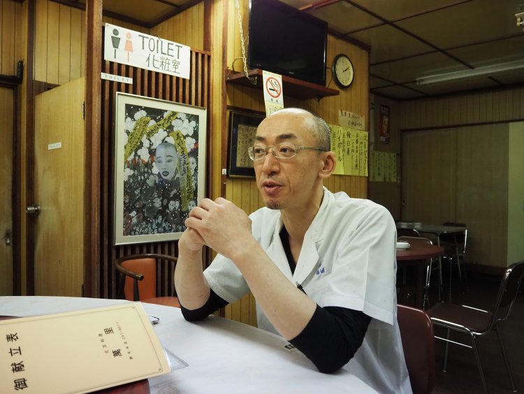 『萬里』3代目店主の福田さん。