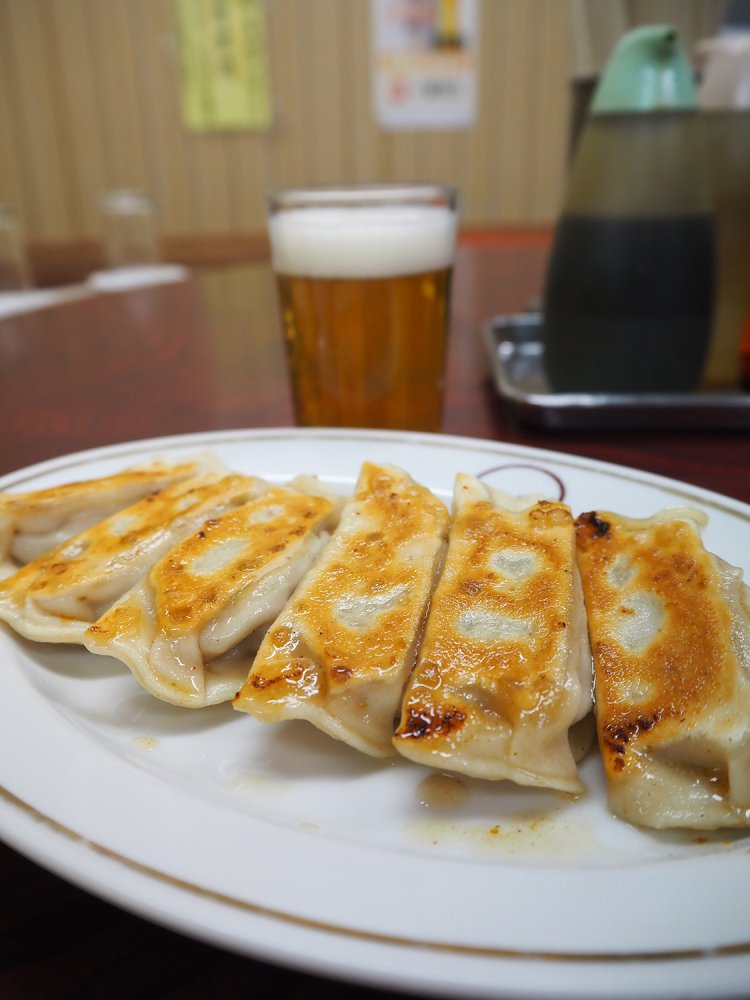 焼餃子440円、瓶ビール704円。