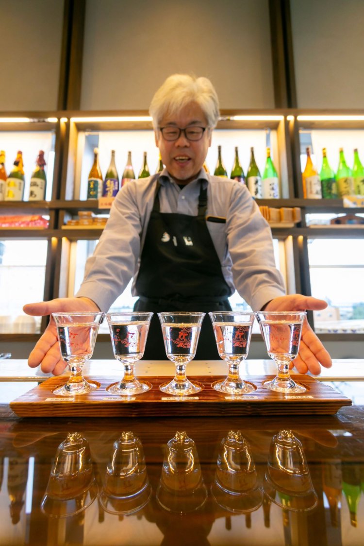 「市場にあまり出ないレアな銘柄が飲めるのも地元ならでは」とスタッフの松尾慎二さん。