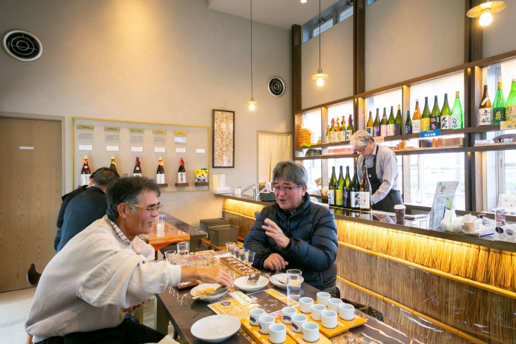 店内から列車を眺めて一献。