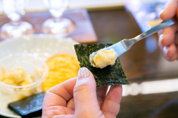 おつまみも地元のものを。クリームチーズ酒粕と佐賀海苔のセット300円。