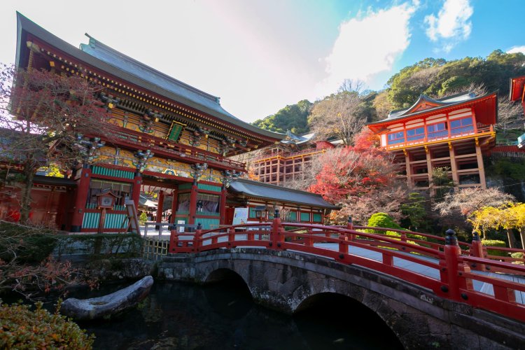 『幸姫酒造』近く、豪華絢爛な佇まいの祐徳稲荷神社。