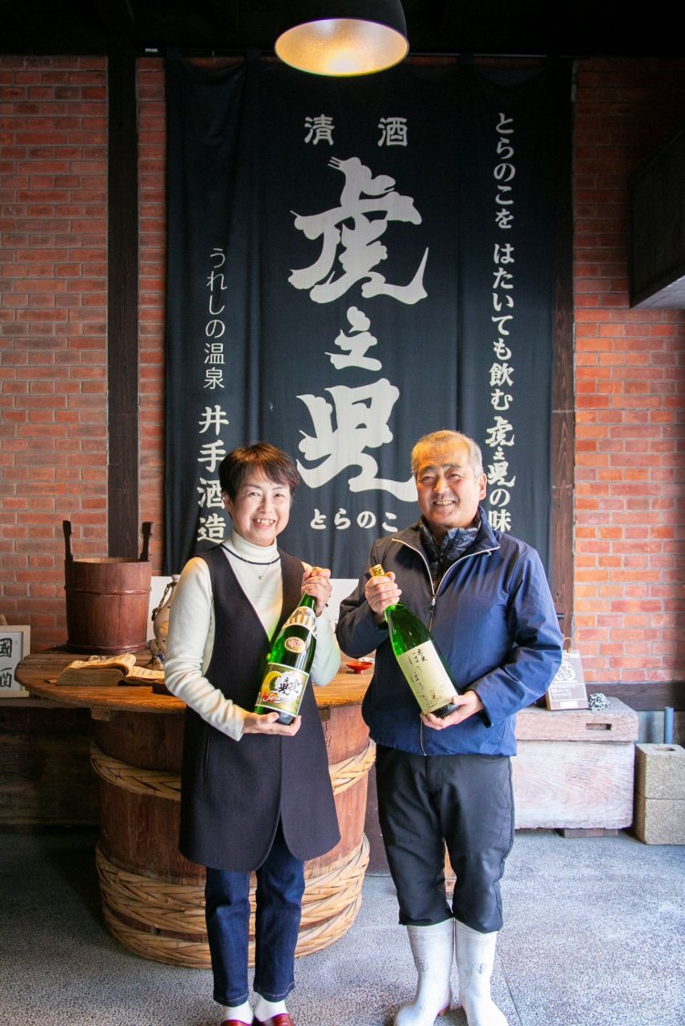 6代目の東敦子さん（左）と、全国茶品評会で最高賞に輝く茶農家でもある杜氏の吉牟田敏光さん。