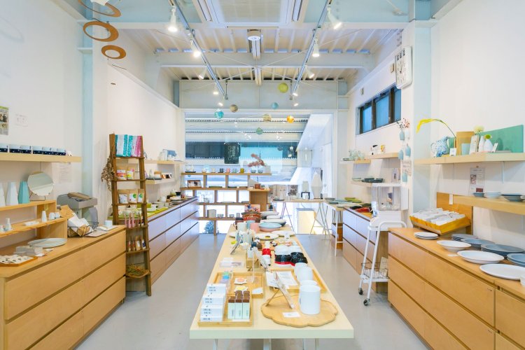 「224porcelain」のプロダクトを中心に、店内にはさまざまなアイテムがそろう。