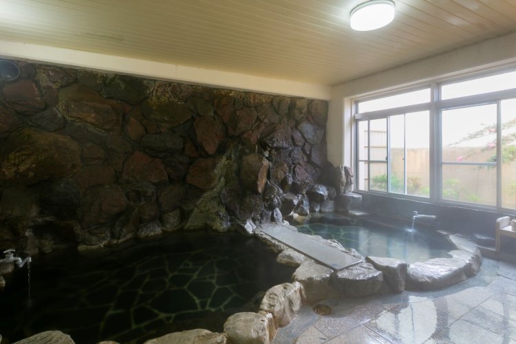 源泉は90度と高温ながら、ひと晩冷ますことで加水なしの源泉100％を実現。