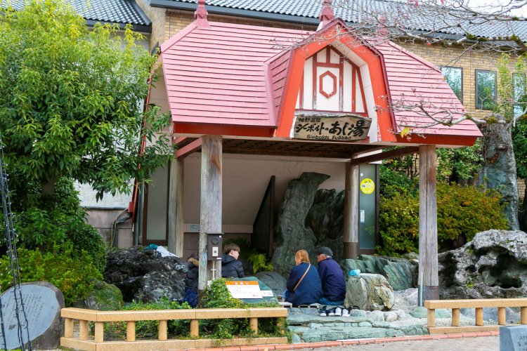 嬉野温泉街には無料の足湯スポットが3カ所も。写真は24時間利用できる「シーボルトのあし湯」。