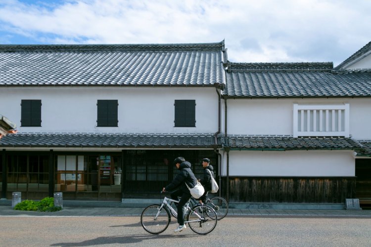 塩田津は長崎街道の宿場町としての顔もあった。白壁や茅葺（かやぶ）きの建物や、土蔵が並ぶ風情ある町並みが広がる。