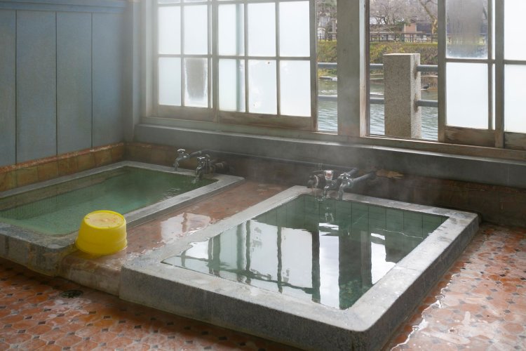 蔵人のための浴場には、源泉かけ流しの温泉が引かれている（非公開）。