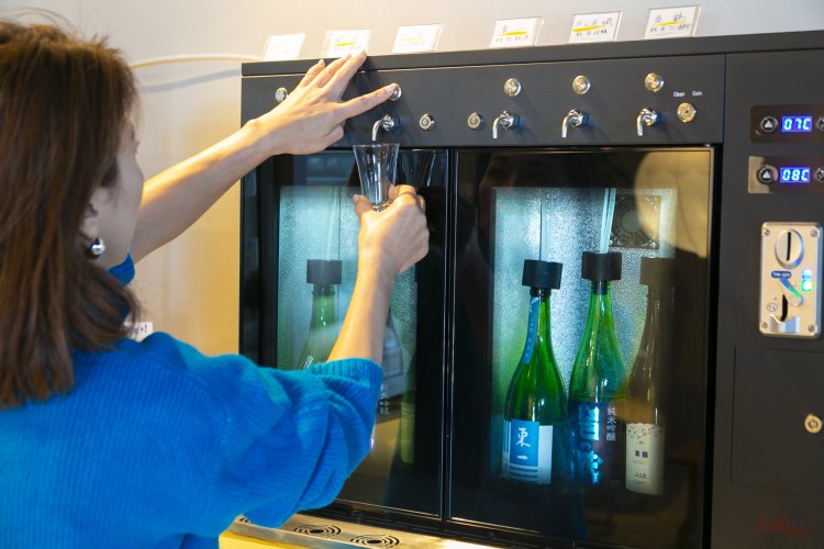 佐賀のお酒を少しずついろいろと飲んでもらい たいという想いから、日本酒のサーバーもある。