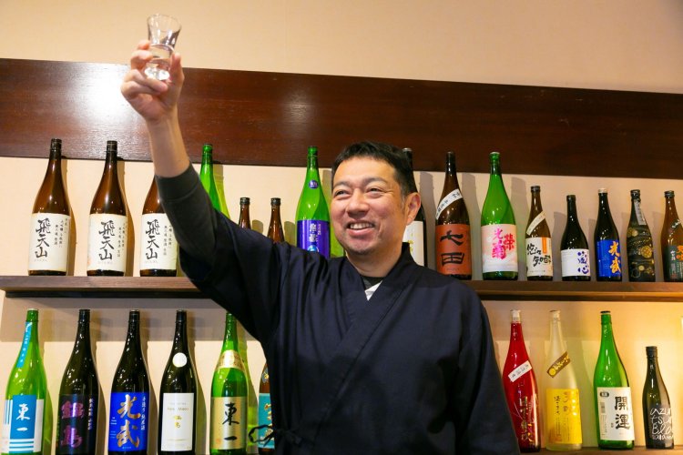 日本酒品評会の審査員を10年務めた若旦那･赤木一成さん。夕食時は乾杯の音頭をとるのが恒例。