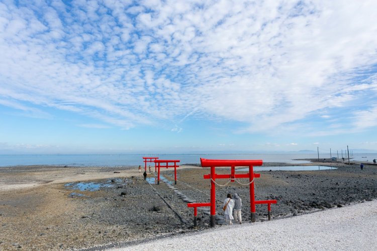 有明海に立つ海中鳥居。干潮時は全貌が拝めるものの、満潮時は鳥居の上部まで海に浸かる。