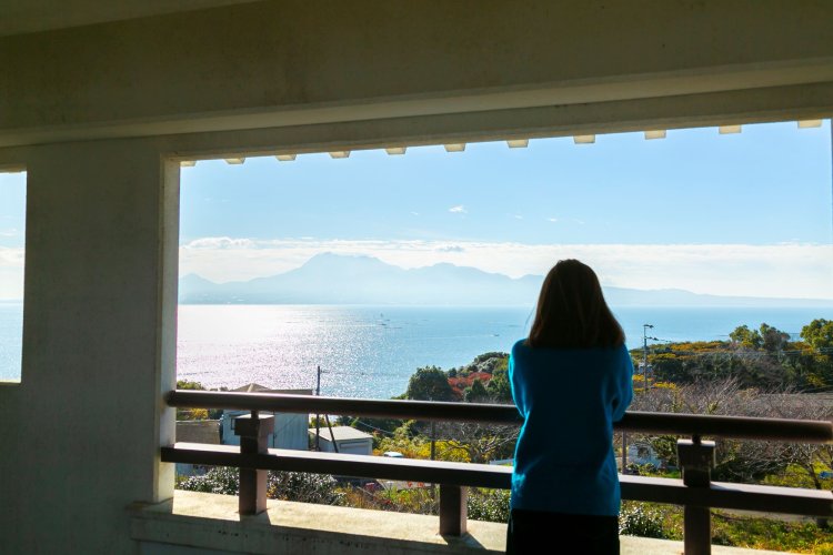 竹崎城址展望台。有明海の先に阿蘇の山々や雲仙普賢岳（うんぜんふげんだけ）など、大パノラマの 絶景が広がる。