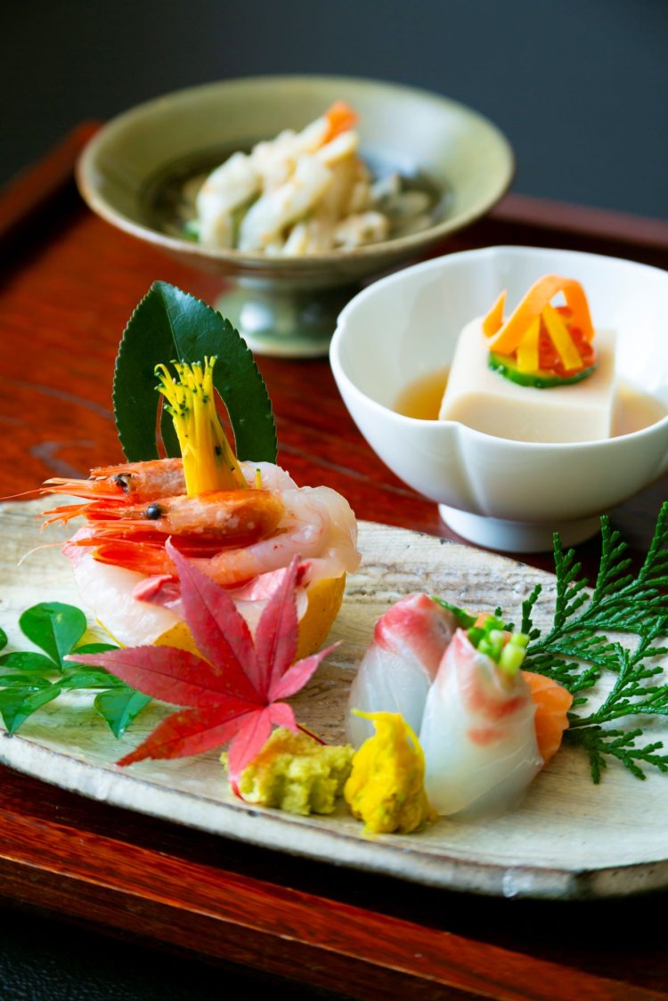 「旅の醍醐味は地元の水で仕込むお酒と、その水で育った食材を楽しむこと」と、地元産にこだわる。