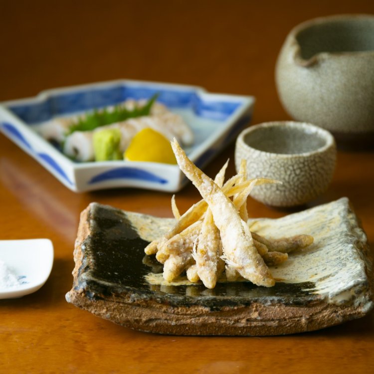 料理は日替わり。器は地元の有田焼や唐津焼など。 写真奥は、古伊万里で供される穴子の炙り1500円、手前は有明海と筑後川の一部でしか獲れないエツの子を使った唐揚げ680 円。酒は一杯660円～。