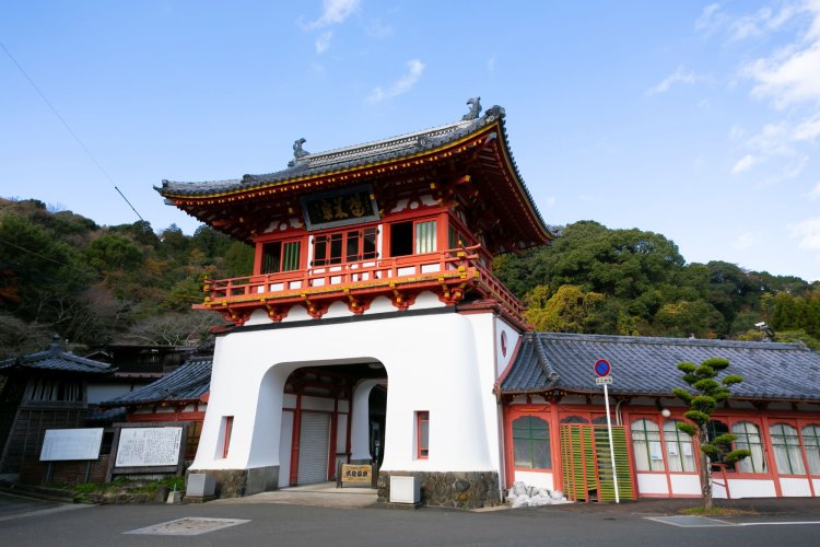 東京駅を手がけた辰野金吾が設計した大正4年（1915）築の朱塗りの楼門。