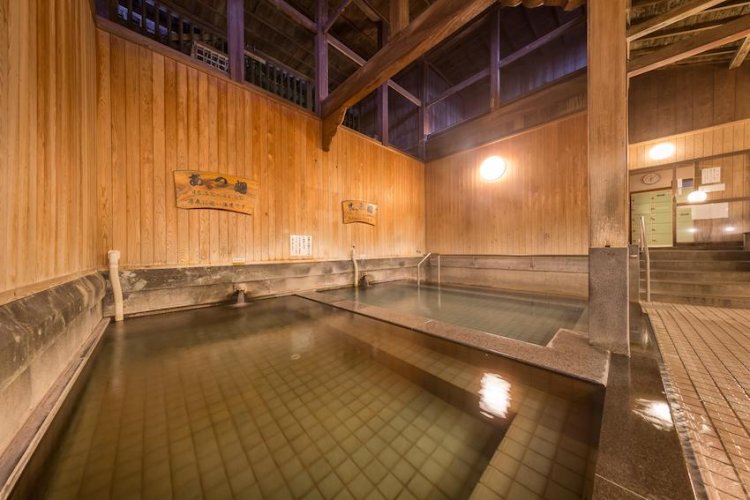 楼門をくぐった先にある公衆浴場の元湯。やわらかなアルカリ性単純温泉。