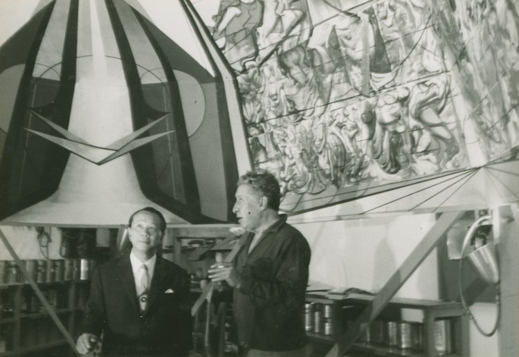 シケイロスのアトリエを訪ねる岡本太郎 1967年 画像提供『川崎市岡本太郎美術館』。