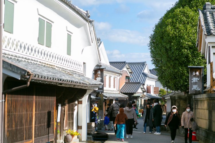 肥前浜駅から歩いて6分、歴史的な町並みが続く肥前浜宿・酒蔵通り。現在も3蔵が残る。