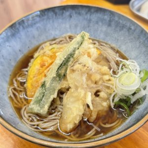 平和島『にはち』。香り立つ上品なツユと自家製麺のそばに、和食料理人のプライドが詰まっていた