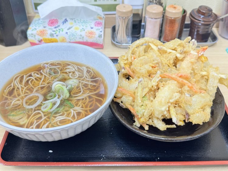 大判えび天かき揚げそば680円。でかすぎる！