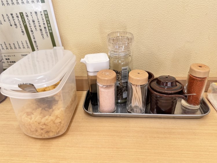 ピンク色のものが岩塩。