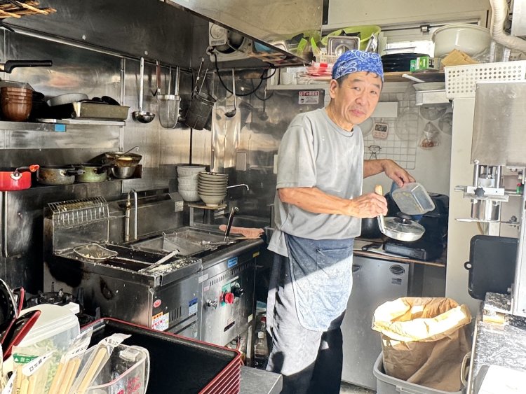店主の三上さんはベテラン料理人。