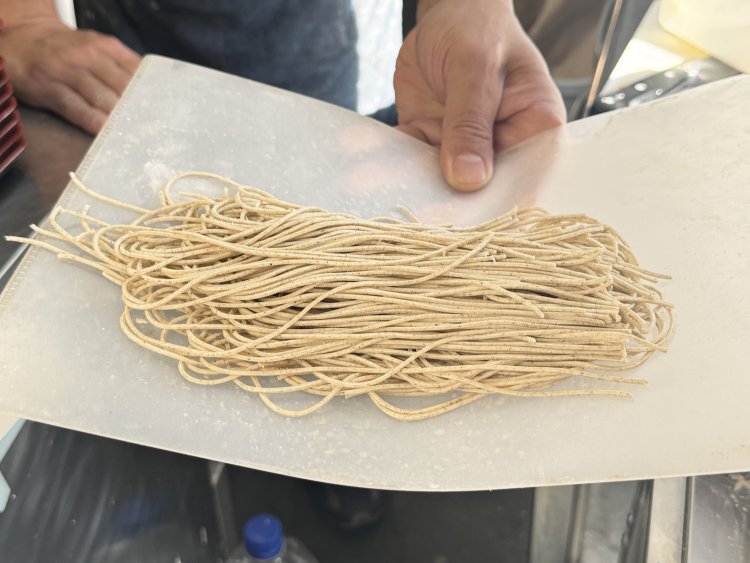 そばはブレンドされた二八の粉を仕入れ、店内でこねと製麺を行う。