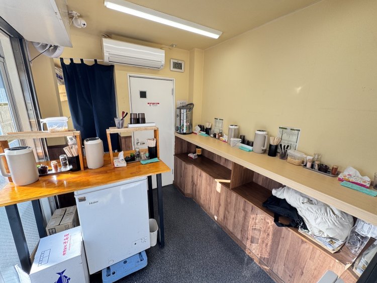 立ち食いのみの店内。