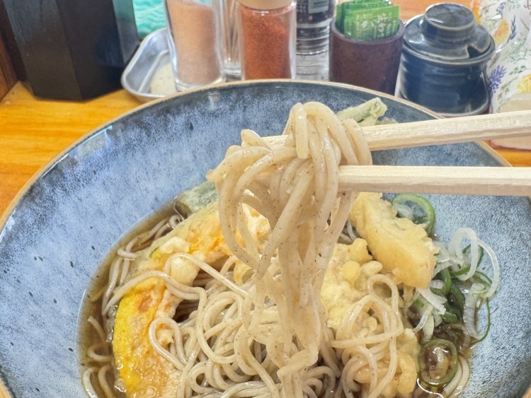 ツルツルで活きのいいそば。