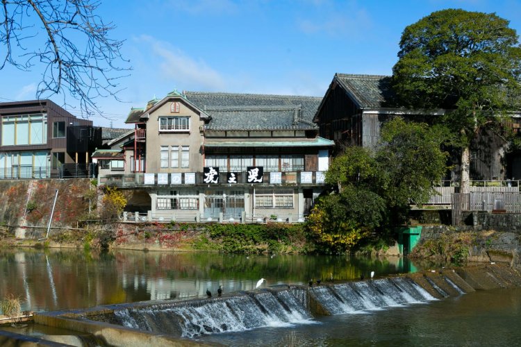 蔵が立つ塩田川沿い。春は桜並木と化す。