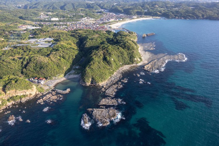 上空から見た石見畳ヶ浦。奥に見える町は浜田市国分町。