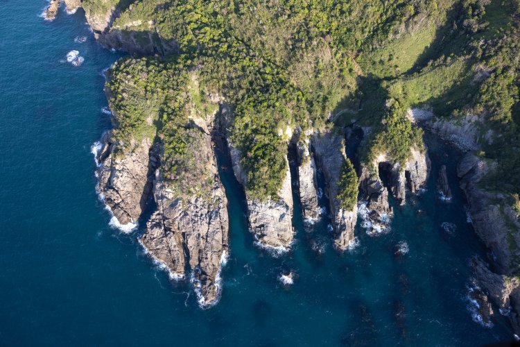 海蝕が進み、深く削れた断崖絶壁。遊歩道や展望台らしきものも見えた。